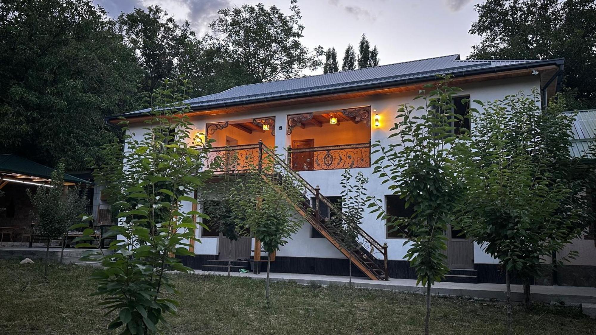 Hayat Guesthouse Nuratau Mountains Yukary-Ukhum Екстер'єр фото
